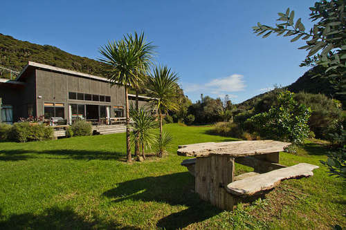 Piha Beachstay Accommodation Exterior photo